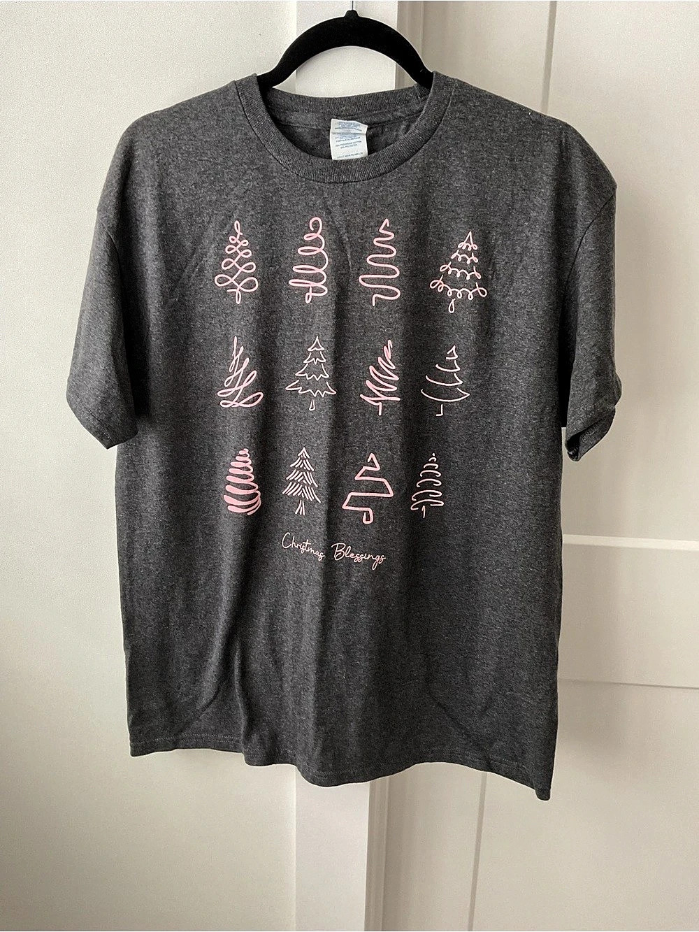 Christmas Tree Gildan Graphic Short Sleeve Tee Gray & Pink Size Medium